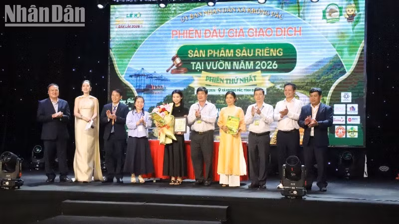Nguyen Thien Van, Vice Chairman of the Dak Lak Provincial People's Committee, and leaders of provincial departments and agencies, along with Krong Pac Commune, present flowers to congratulate the leaders of Nguyen Thuan Agricultural Import-Export Co., Ltd. and representatives of households. (Photo: NDO)