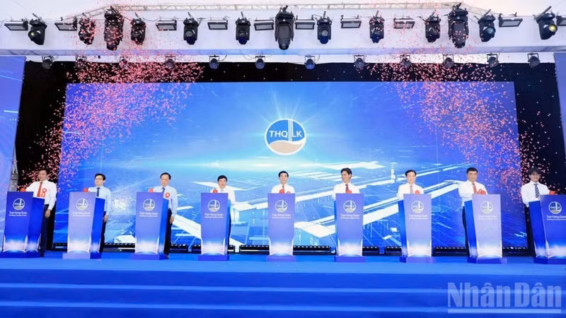 Deputy Prime Minister and Minister of National Defence General Phan Van Giang attends the ceremony to unveil Viet Nam’s first aluminum ingot products at the Nhan Co Industrial Park in Lam Dong province on July 26. (Photo: NDO)