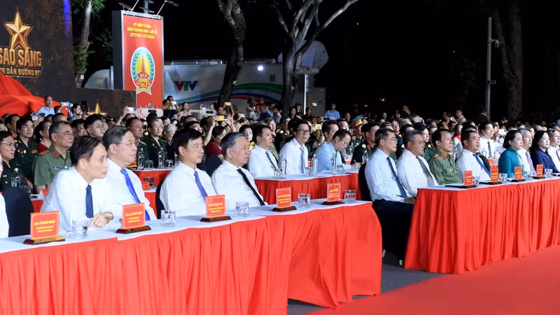 Party General Secretary and State President To Lam; Politburo member and Prime Minister Le Minh Hung; and delegates attend the programme at the Bac Son Monument in Ha Noi. (Photo: NDO)