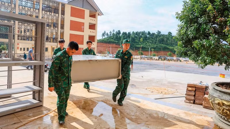 Border Guard soldiers help boarding schools in the border areas of Lao Cai Province. (Photo: CONG HAI)