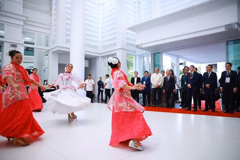 A traditional dance performance welcomes Prime Minister Le Minh Hung to attend the 48th ASEAN Summit in Cebu, the Philippines. (Photo: Duong Giang/VNA)