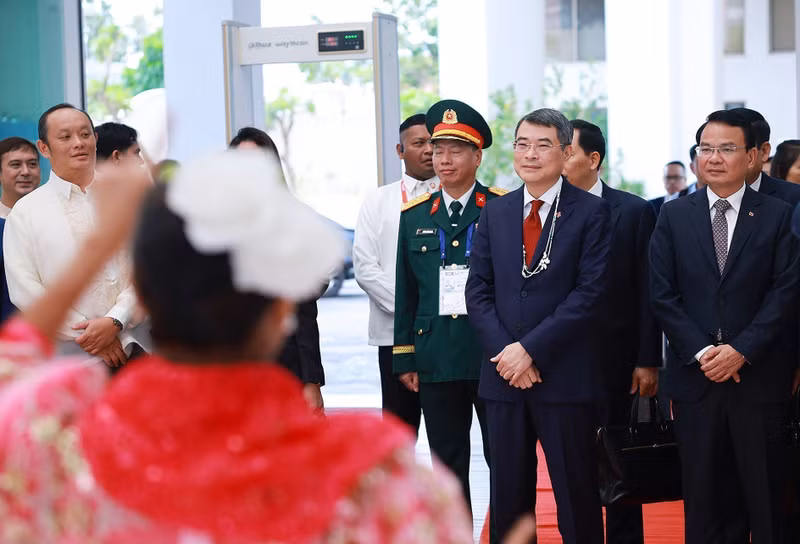Prime Minister Le Minh Hung is welcomed upon arrival for the 48th ASEAN Summit in Cebu, the Philippines. (Photo: Duong Giang/VNA)