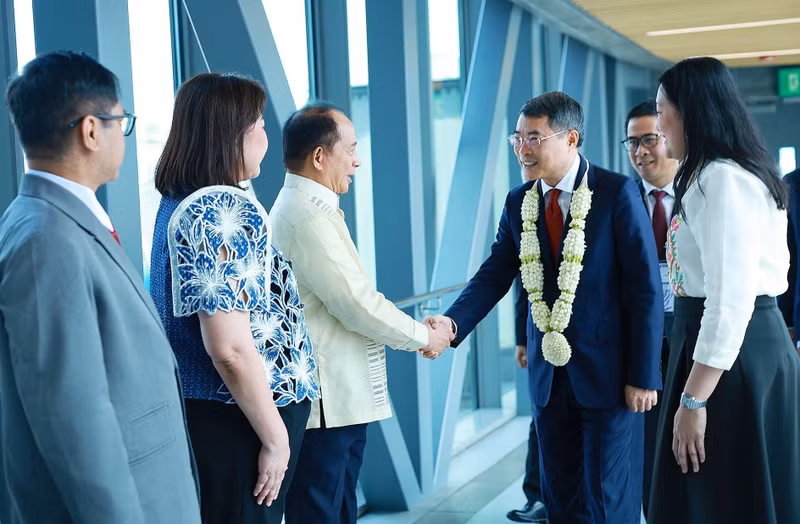 Prime Minister Le Minh Hung begins his trip to attend the 48th ASEAN Summit in Cebu, the Philippines. (Photo: Duong Giang/VNA)