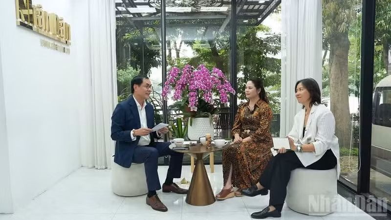 Journalist Huu Viet and speakers Pham Thi Kim Oanh and Phan Cam Tu attend the seminar. (Photo: HONG QUAN)