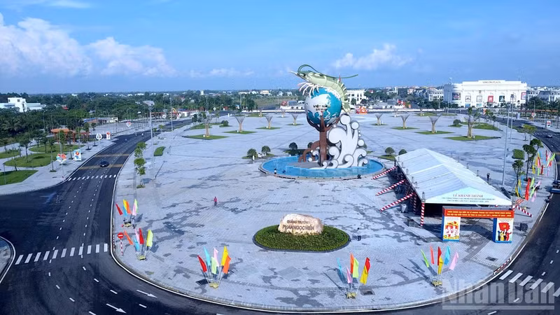 The Ca Mau shrimp symbol work attracts large numbers of visitors for check-ins.