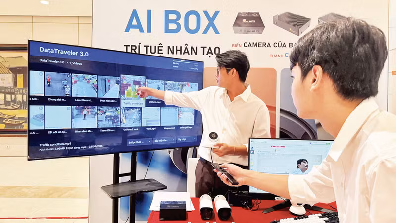 Introducing AI-powered products at the 2025 Viet Nam AI Festival. (Photo: HA LINH)