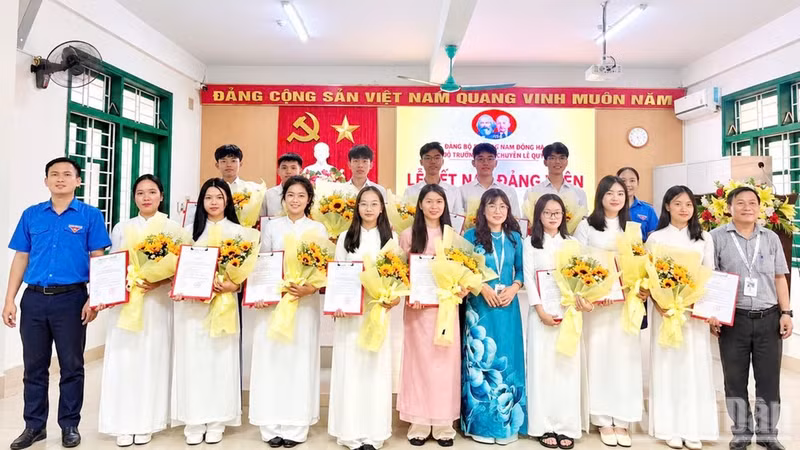 The Party Committee of Le Quy Don Gifted High School (Nam Dong Ha Ward, Quang Tri Province) admits students as Party members. (Photo: Lam Quang Huy)