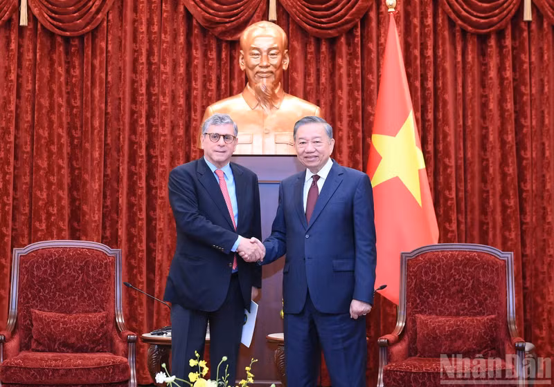 Party General Secretary and State President To Lam with Marco Farani, Ambassador of the Federative Republic of Brazil to Viet Nam.