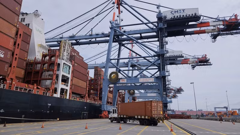 Cargo handling at Cai Mep Port. (Photo: THE ANH)