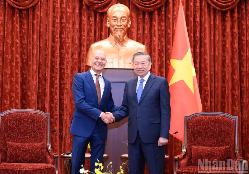 Party General Secretary and State President To Lam with Kees van Baar, Ambassador of the Kingdom of the Netherlands to Viet Nam.