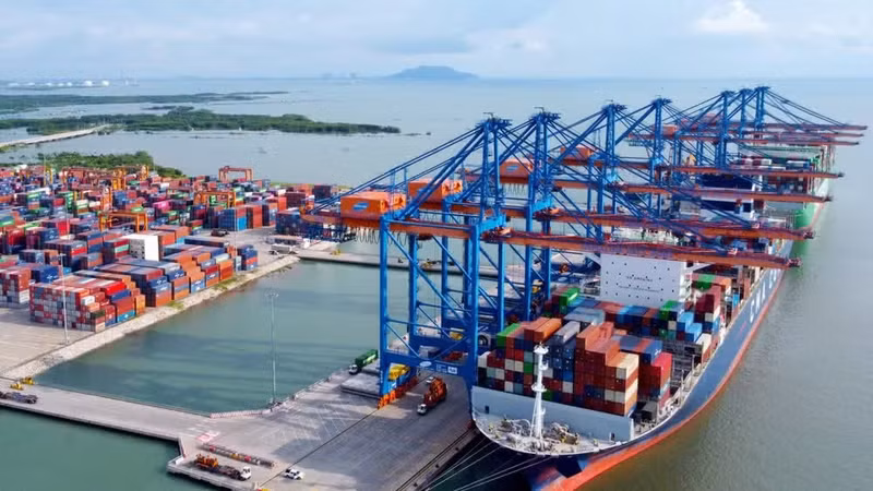 When seaport infrastructure, logistics, industry, and businesses are connected in a coordinated manner, they create a strong multiplier effect. (Photo: KHIEU MINH)