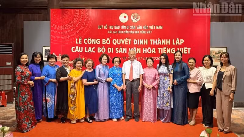 Leaders, intellectuals, and artists attend the ceremony.