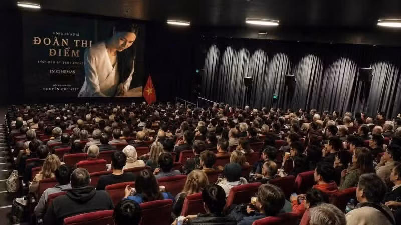 The Vietnamese Embassy in Australia organised a screening of the film “Hong Ha Nu Si”, which tells the story of the eventful life and remarkable talent of Poet Doan Thi Diem, one of the most distinguished female literary figures of medieval Vietnamese literature. (Photo: Provided by the Vietnamese Embassy in Australia)