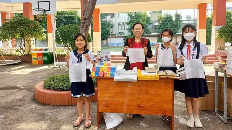 Phan Thi Thuy Phuong (centre) introduces students to the benefits of biodegradable bioplastic bags and raises awareness of their use. (Photo supplied by the subject)