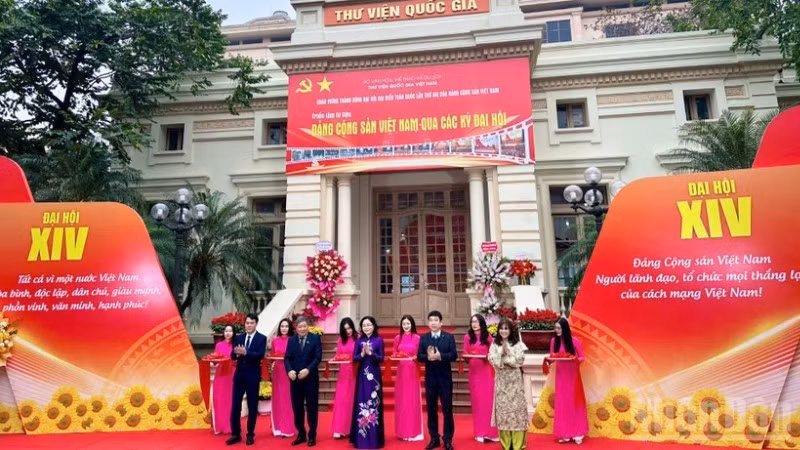 An overview of the opening ceremony of the exhibition. (Photo: NDO)