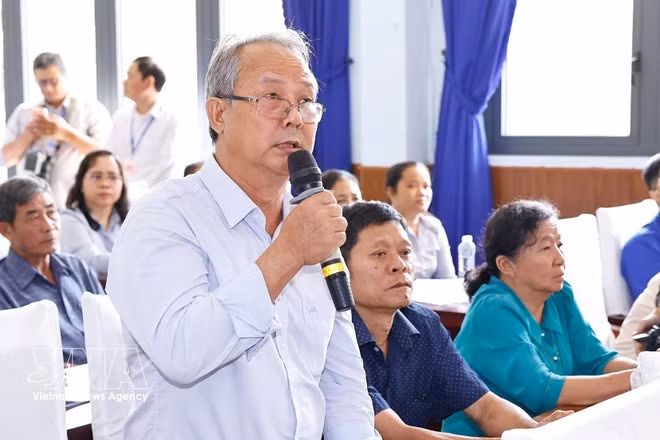 A voter speaks at the meeting (Photo: VNA)