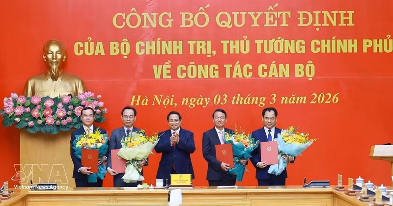 PM Pham Minh Chinh (centre) presents the decisions on personnel affairs to officials on March 3. (Photo: VNA)