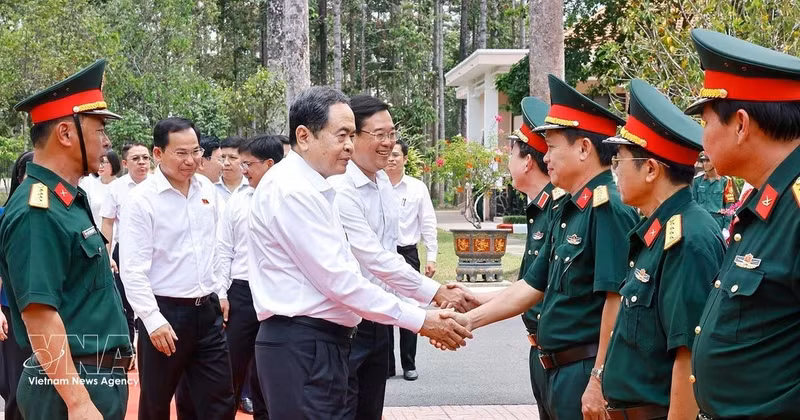 National Assembly (NA) Chairman Tran Thanh Man meets with representatives of Division 9 under Army Corps 34 in Ho Chi Minh City on March 3 (Photo: VNA)
