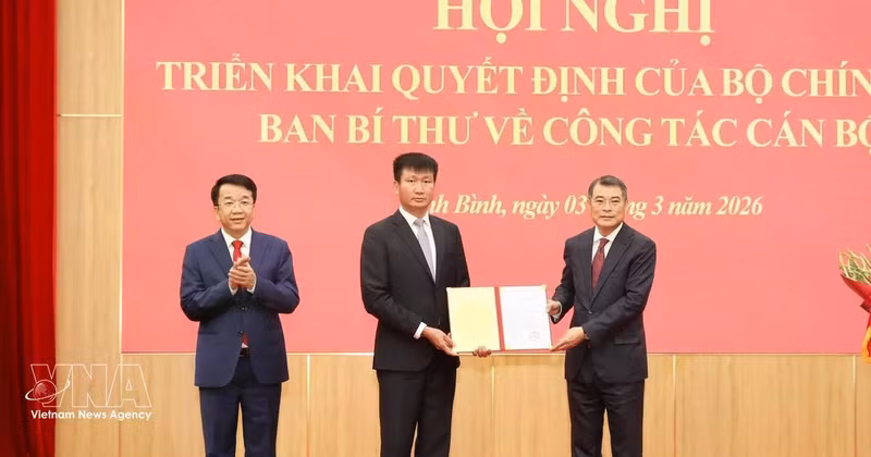 Le Minh Hung, Politburo member, Secreary of the Party Central Committee and Chairman of the committee's Organisation Commission (R) presents the appointment decision to Tran Huy Tuan. (Photo: VNA)