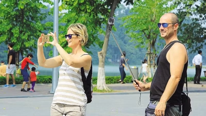 International visitors explore the beauty of Ha Noi Capital. (Photo: NDO)