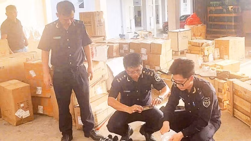 Products suspected of counterfeiting the well-known trademark of Loc Thanh Trading and Import-Export Company Limited are seized by Binh Hiep International Border Gate Customs in Tay Ninh Province. (Photo: nhandan.vn)