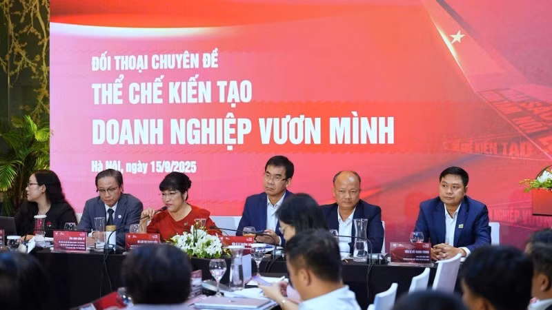 Experts, representatives of ministries, sectors, and agencies discussed measures to support enterprises at the Viet Nam Private Economic Forum 2025. (Photo: NDO)