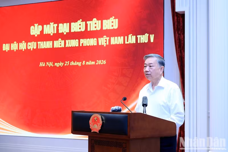 Party General Secretary and President To Lam speaks at the meeting in Ha Noi with outstanding delegates attending the 5th National Congress of the Viet Nam Former Youth Volunteers’ Association for the 2026-2031 term. (Photo: NDO)