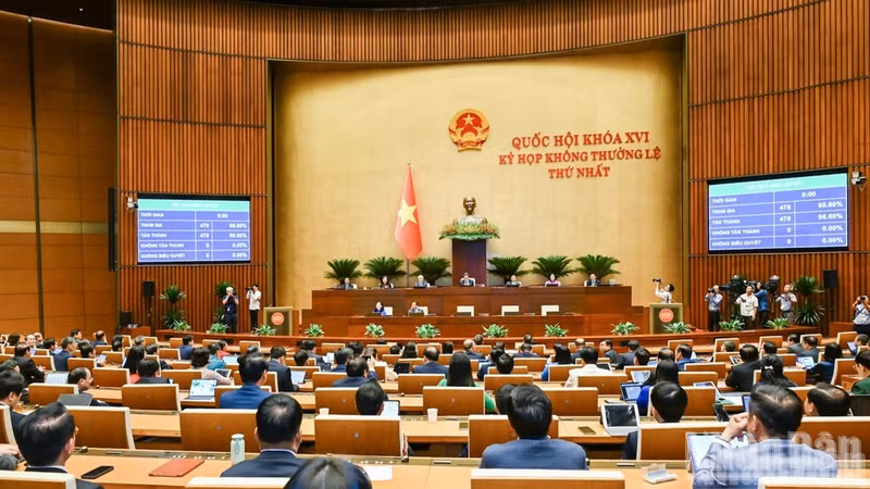 The National Assembly votes to pass the resolution on the establishment of Quang Ninh City. (Photo: NDO)
