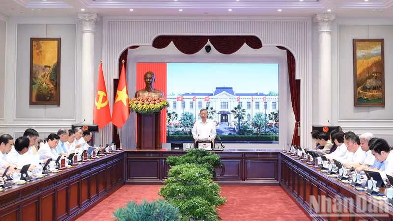 General Secretary of the Communist Party of Viet Nam Central Committee and President To Lam speaks at the working session in Ha Noi with the Government’s Party Committee and relevant agencies on the implementation of social welfare policies. (Photo: NDO)