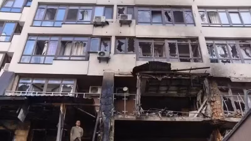 A damaged building in the Shevchenkivskyi District of Kyiv, Ukraine, on July 21, 2025. (Photo: Xinhua/VNA)