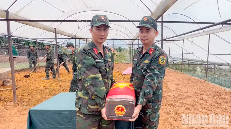 Team K75 under the Lam Dong Provincial Military Command transports martyrs’ remains found in Xuan Truong-Da Lat Ward for reburial at Da Lat Martyrs’ Cemetery. (Photo: NDO)