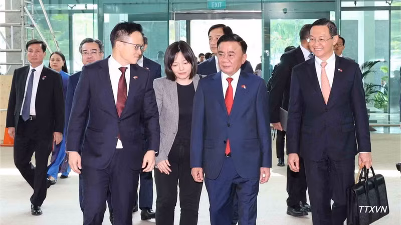 Singaporean Senior Minister of State for Defence Desmond Choo sees Standing Member of the CPV Central Committee’s Secretariat Tran Cam Tu off at Changi International Airport. (Photo: VNA)