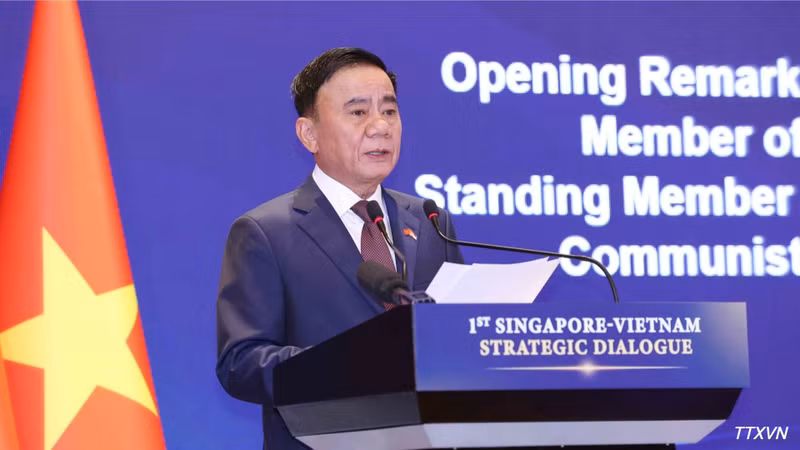 Politburo Member and Standing Member of the Communist Party of Viet Nam (CPV) Central Committee’s Secretariat Tran Cam Tu speaks at the first Viet Nam-Singapore Strategic Dialogue in Singapore on August 25, 2026. (Photo: VNA)