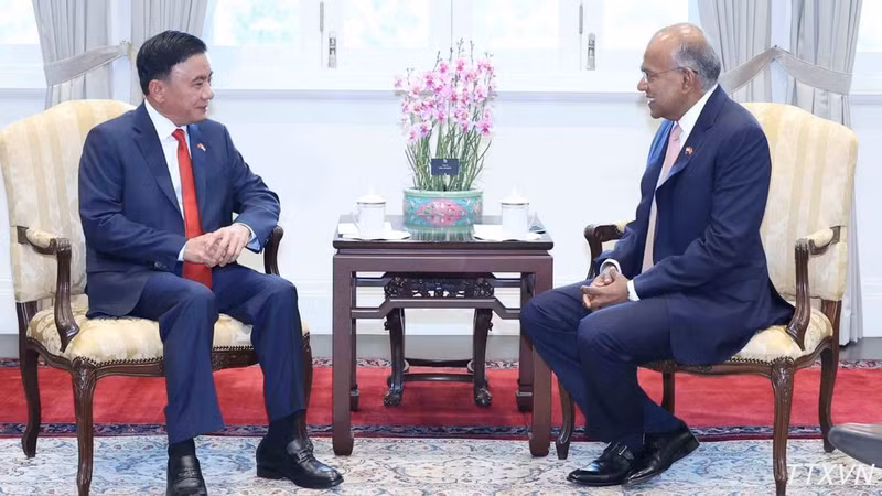 Politburo member and Standing member of the Communist Party of Viet Nam Central Committee’s Secretariat Tran Cam Tu (L) meets with Singapore’s Senior Minister K. Shanmugam on August 25. (Photo: VNA)