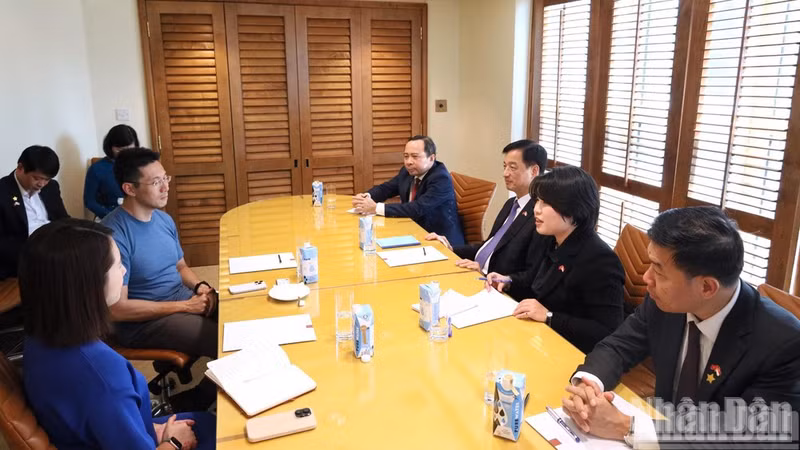 Head of the CPV Central Committee’s Organisation Commission Nguyen Duy Ngoc holds a working session with Director of Open Government Products Li Hongyi. (Photo: NDO)