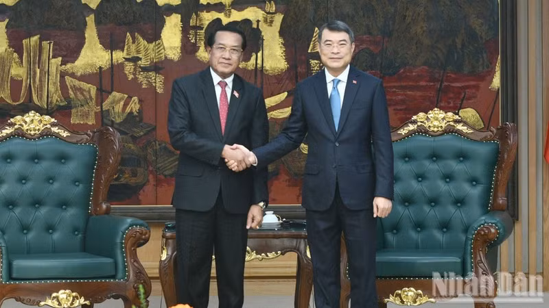 Prime Minister Le Minh Hung (R) and Vanhxay Phongsavanh, Politburo member, Chairman of the Lao People's Revolutionary Party (LPRP) Central Committee's Inspection Commission, President of the Lao State Inspection Authority, and Head of the Central Anti-Corruption Commission of Laos, in Ha Noi on August 25, 2026. (Photo: NDO)