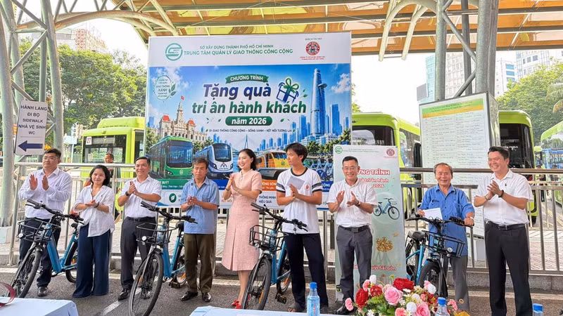 The Ho Chi Minh City Public Transport Management Centre organised a gift-giving event to honour the 10 bus passengers with the highest number of trips in July. (Photo: Vo Le)