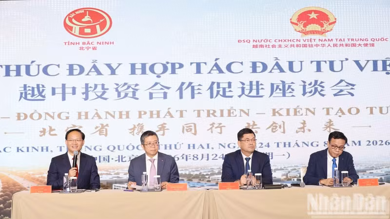 Representatives of the Vietnamese Embassy in China and Bac Ninh province at the seminar. (Photo: NDO)