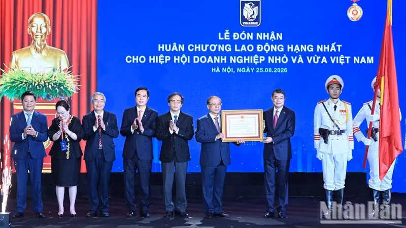 PM Le Minh Hung presents the first-class Labour Order to VINASME Chairman Nguyen Van Than (Photo: NDO)