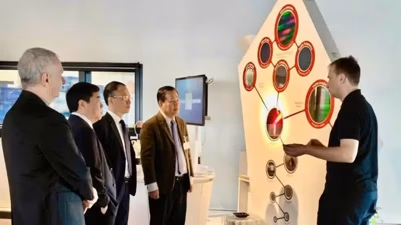 Prof. Dr. Nguyen Huu Duc (fourth from left) joins scientists in discussing the development of integrated drone technology.