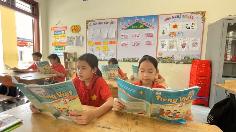 Pupils at Lam Vy Primary School (Thai Nguyen Province) during a class.