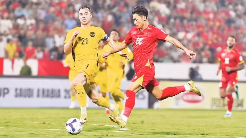 The Vietnamese national football team (in red) secured a 3–1 victory over Malaysia. (Photo: TRAN HAI)
