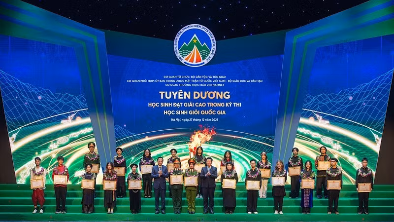 Mai Van Chinh, Deputy Prime Minister, and Dao Ngoc Dung, Minister of Ethnic and Religious Affairs, present certificates of merit to outstanding ethnic minority pupils, students and young people.