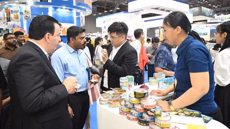 International visitors experience Vietnamese seafood export products at Vietfish 2026. (Photo: NDO)