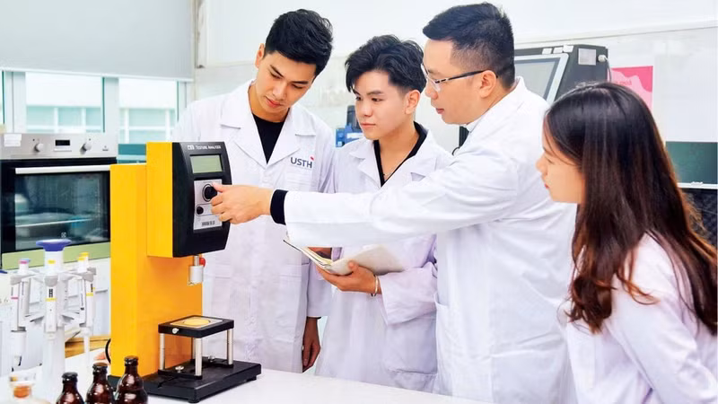 Students are guided in assembling technology products at the University of Science and Technology of Ha Noi. (Photo: NGOC HIEN)