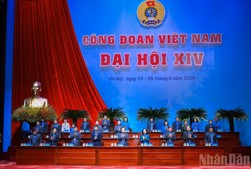 The Presidium, comprising 27 members, is approved by the 14th Viet Nam Trade Union Congress.