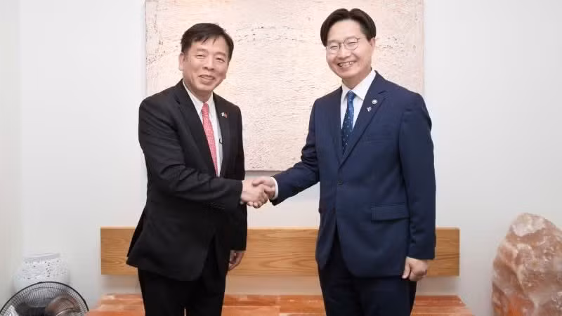 Vietnamese Ambassador to RoK Vu Ho and Koo Huck Chae, First Vice Minister of the Ministry of Science and ICT of the RoK.