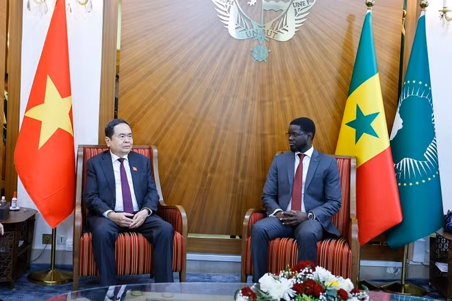 National Assembly Chairman Tran Thanh Man (L) meets with Senegalese President Bassirou Diomaye Faye. (Photo: VNA)
