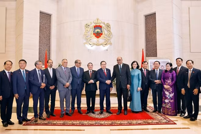 National Assembly Chairman Tran Thanh Man (middle) and President of the Moroccan House of Councillors Mohamed Ould Errachid (seventh, right) with delegates at their meeting. (Photo: VNA)