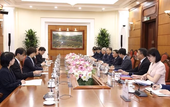 At the reception for a delegation from the Japanese Communist Party Central Committee (Photo: VNA)